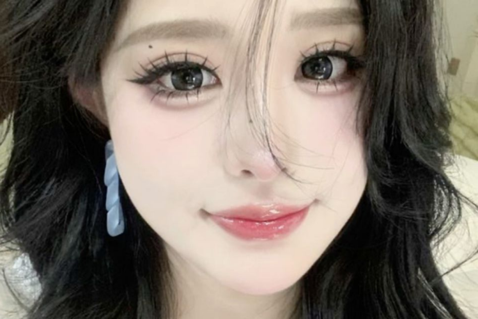 olhos grandes com maquiagem